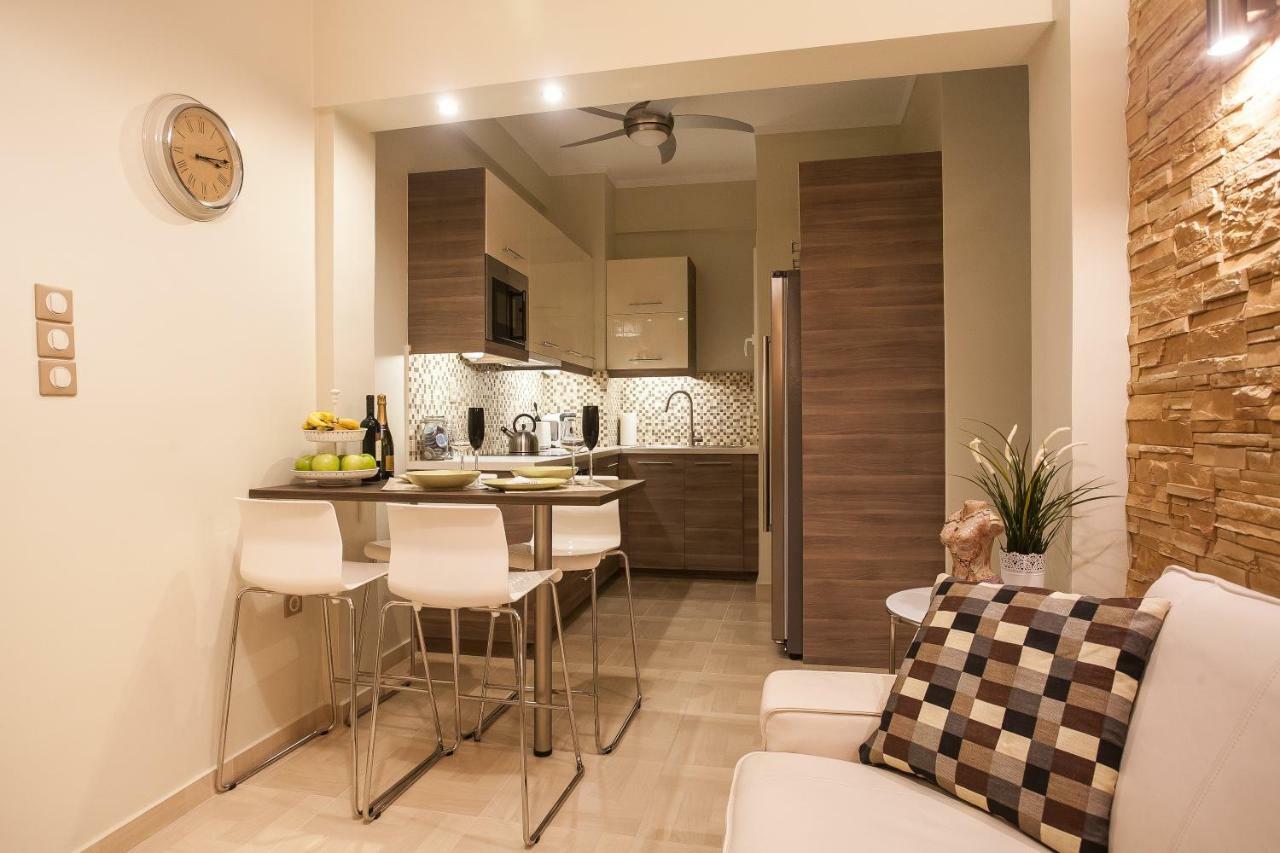 Pretty Rooms In Gold And Blue Apartment In Safe Central Area Athen Exterior foto